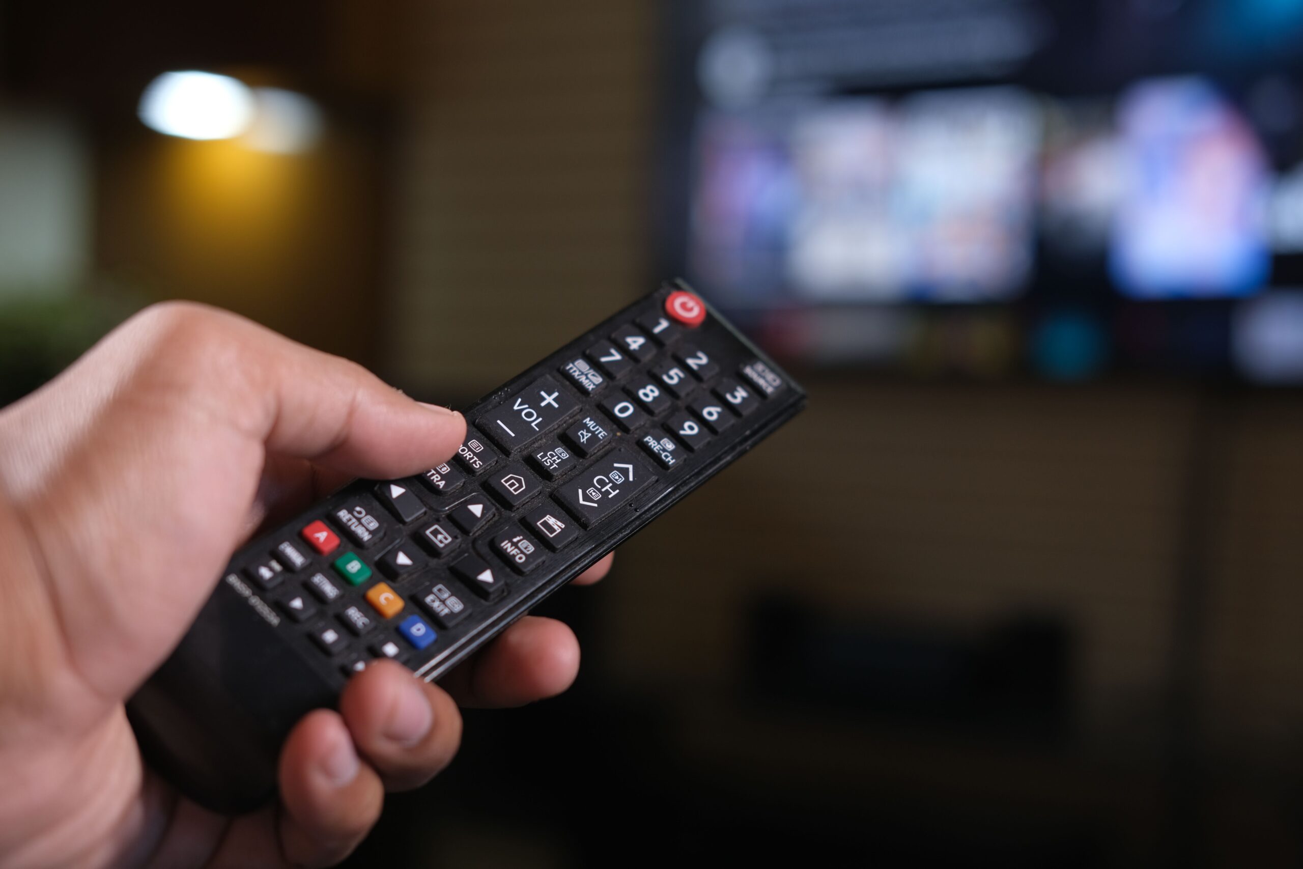 Smart TV integrada ao SmartThings controlando dispositivos de uma casa inteligente