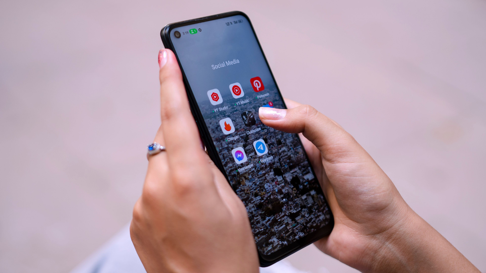 Celular conectado a uma rede Wi-Fi para acesso à internet