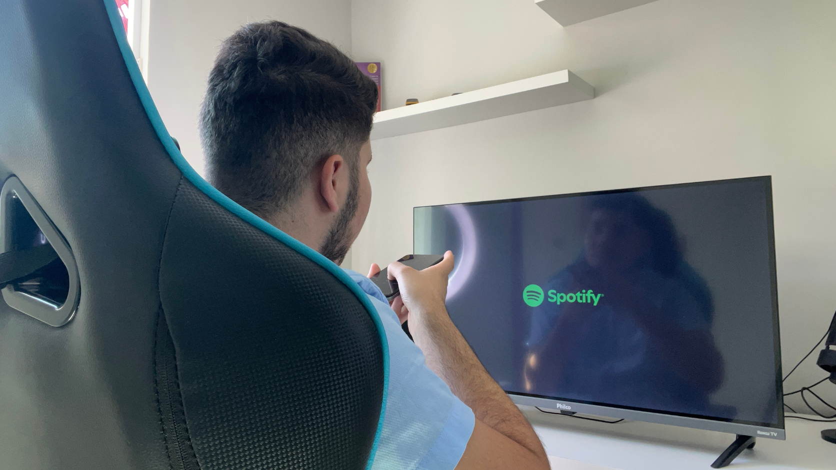 Pessoa usando comando de voz no celular para controlar Smart TV