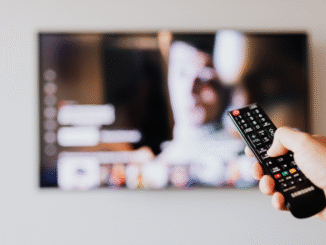 Pessoa configurando senha em uma Smart TV usando o controle remoto