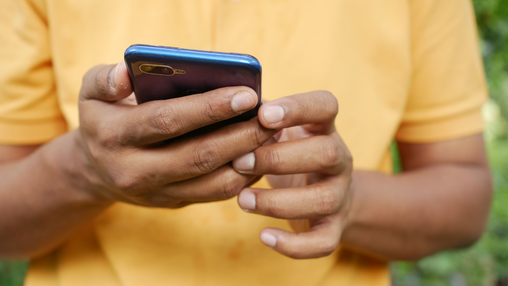 Usuário acessando as configurações de privacidade do WhatsApp