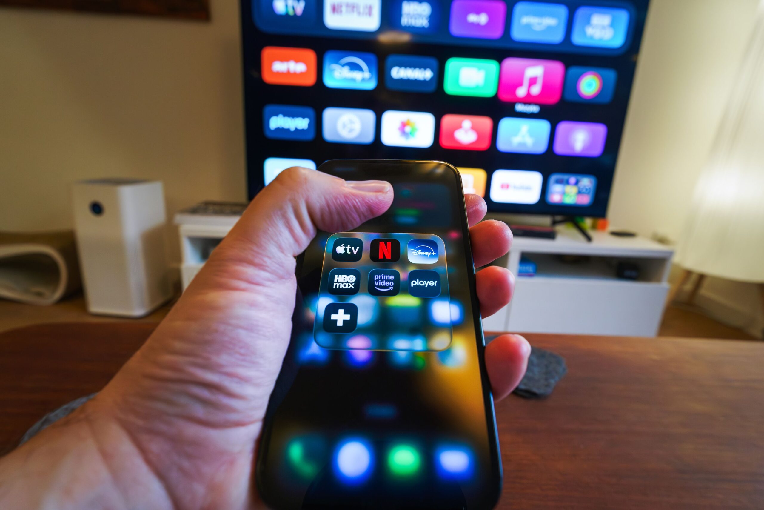 Como Controlar a TV pelo Celular Usando Comandos de Voz