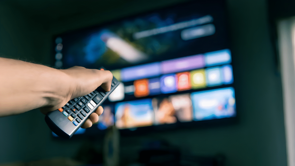 Smart TV ligando sozinha de madrugada? Como resolver de um jeito simples