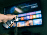 Smart TV ligando sozinha de madrugada? Como resolver de um jeito simples