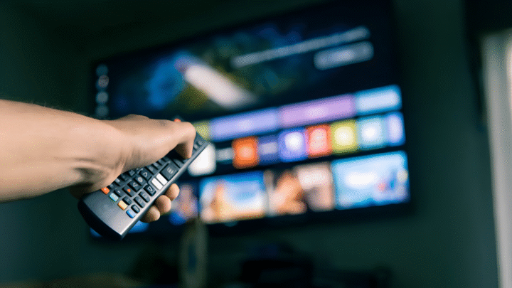Smart TV ligando sozinha de madrugada? Como resolver de um jeito simples