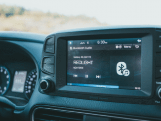 Celular conectado à central multimídia com Android Auto no carro
