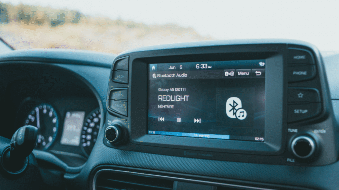 Celular conectado à central multimídia com Android Auto no carro