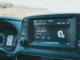 Celular conectado à central multimídia com Android Auto no carro