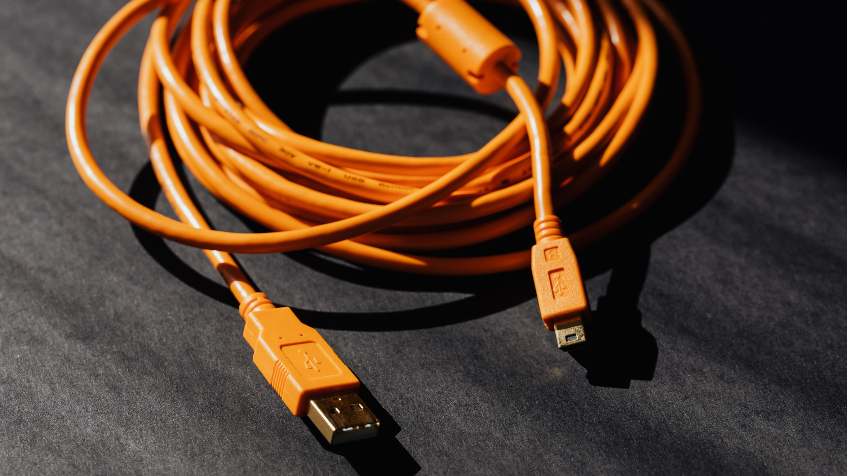 Cabo USB utilizado para conectar o Android Auto ao carro