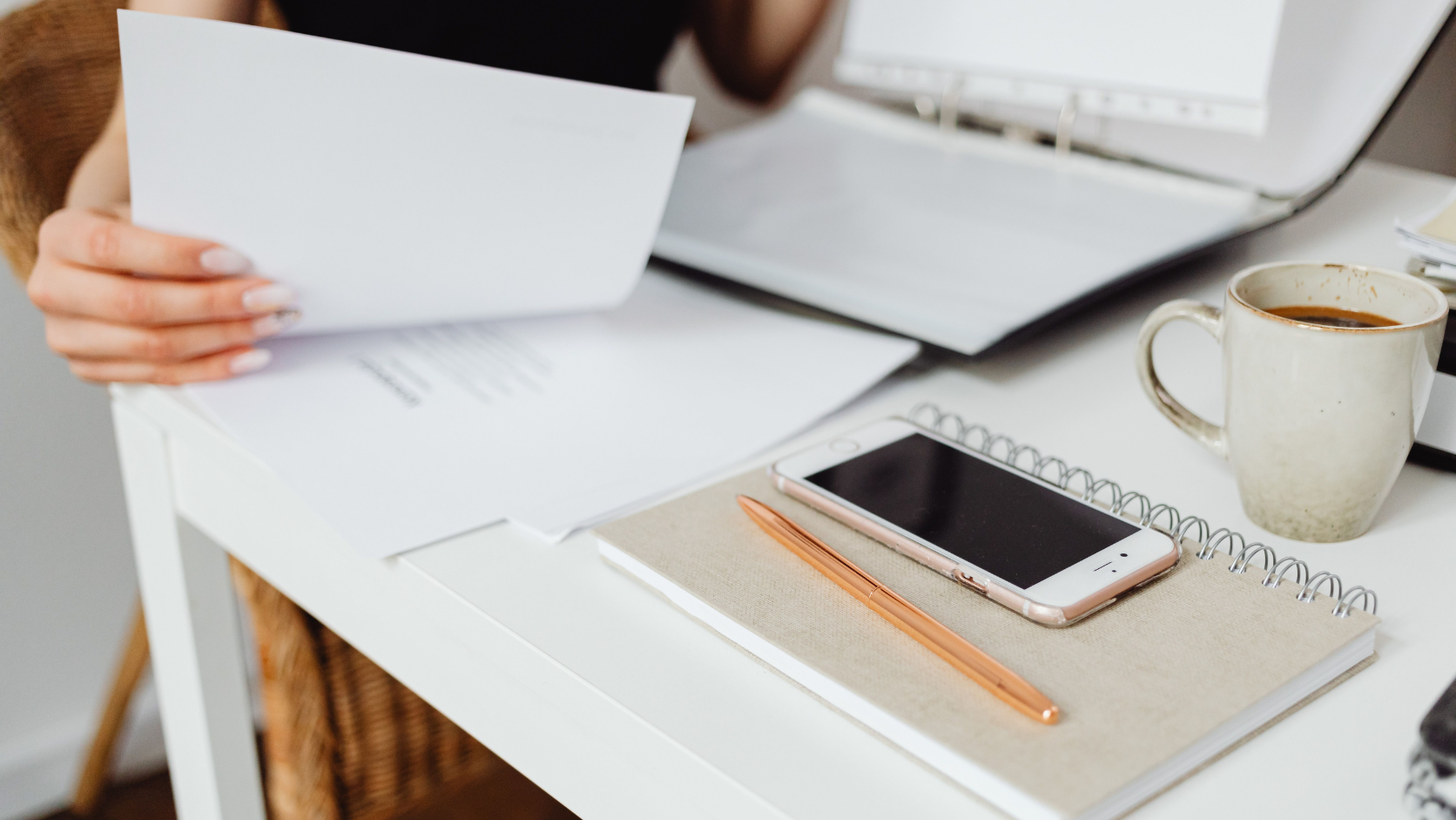 Celular posicionado sobre documento durante a digitalização para PDF
