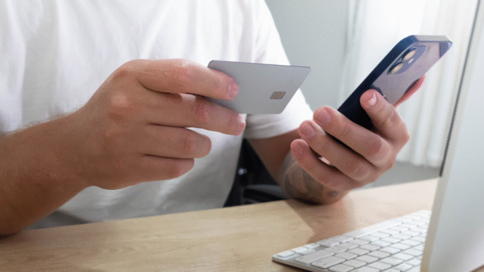 Pessoa utilizando o aplicativo FGTS no celular para consultar saldo e realizar saque