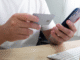 Pessoa utilizando o aplicativo FGTS no celular para consultar saldo e realizar saque