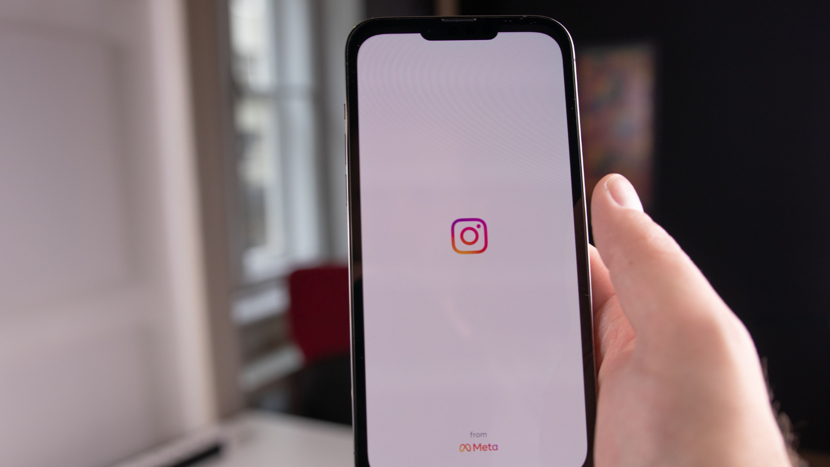 Celular exibindo aplicativos de redes sociais durante processo de recuperação de conta