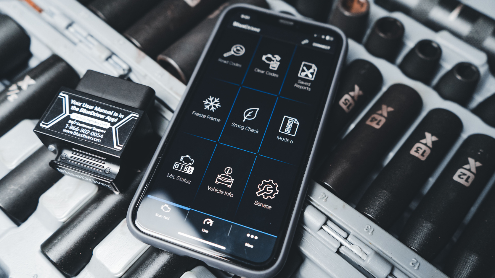 Scanner OBD2 conectado ao celular realizando diagnóstico automotivo