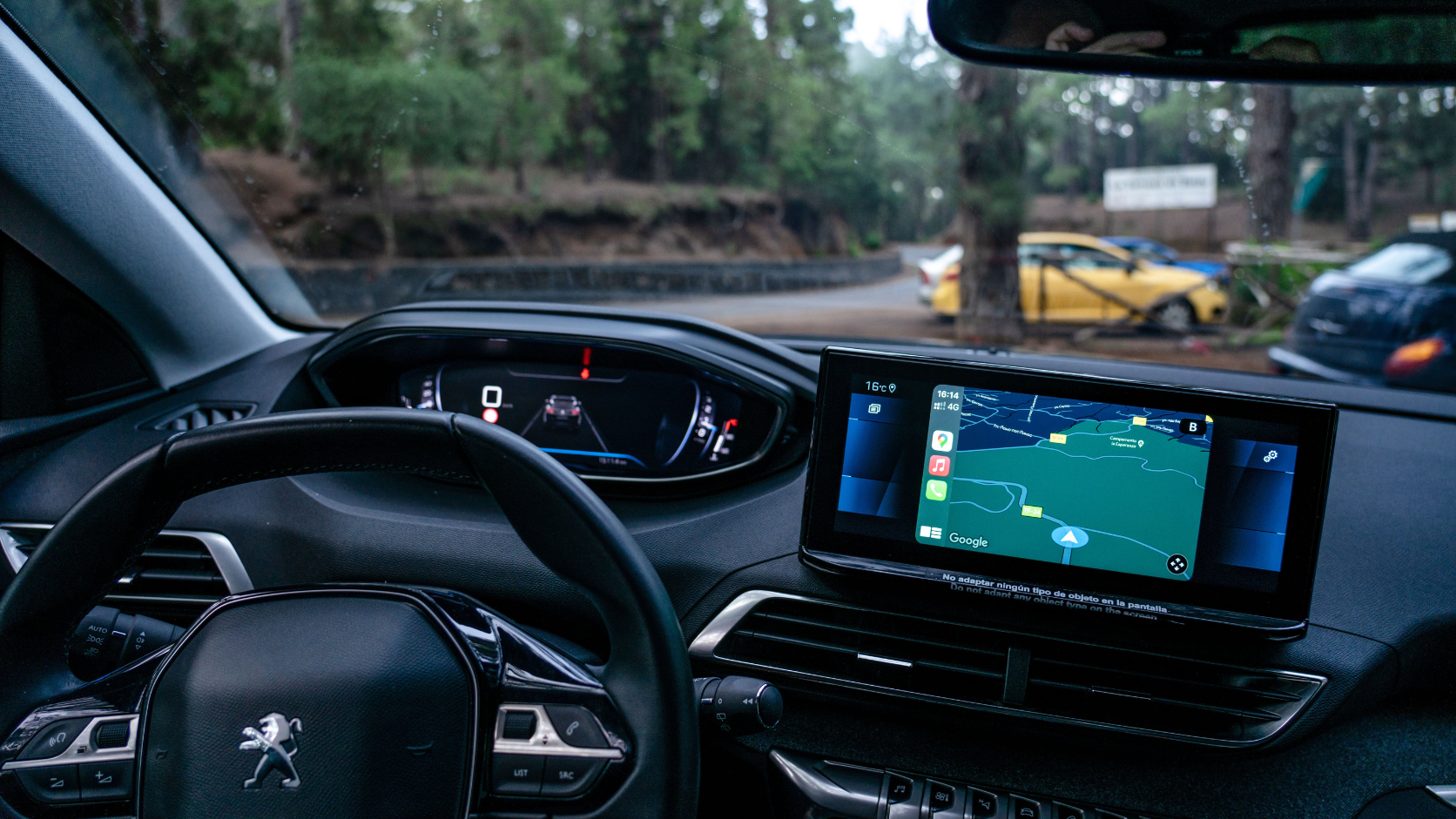 Sistema Android Auto funcionando sem fio na central multimídia do veículo.