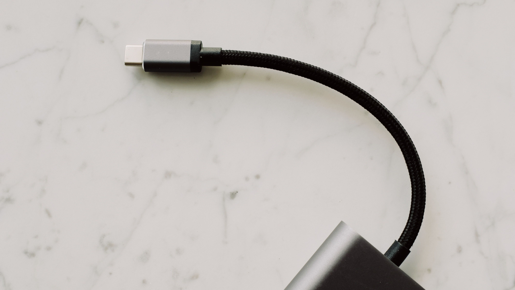 Adaptador USB-C para HDMI utilizado para transmitir imagem para a TV.