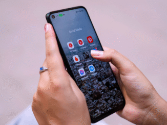 Pessoa segurando um celular para ilustrar a proteção do chip SIM contra invasões