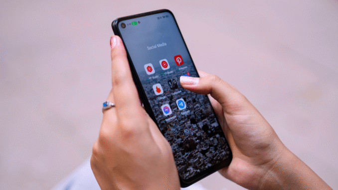 Pessoa segurando um celular para ilustrar a proteção do chip SIM contra invasões