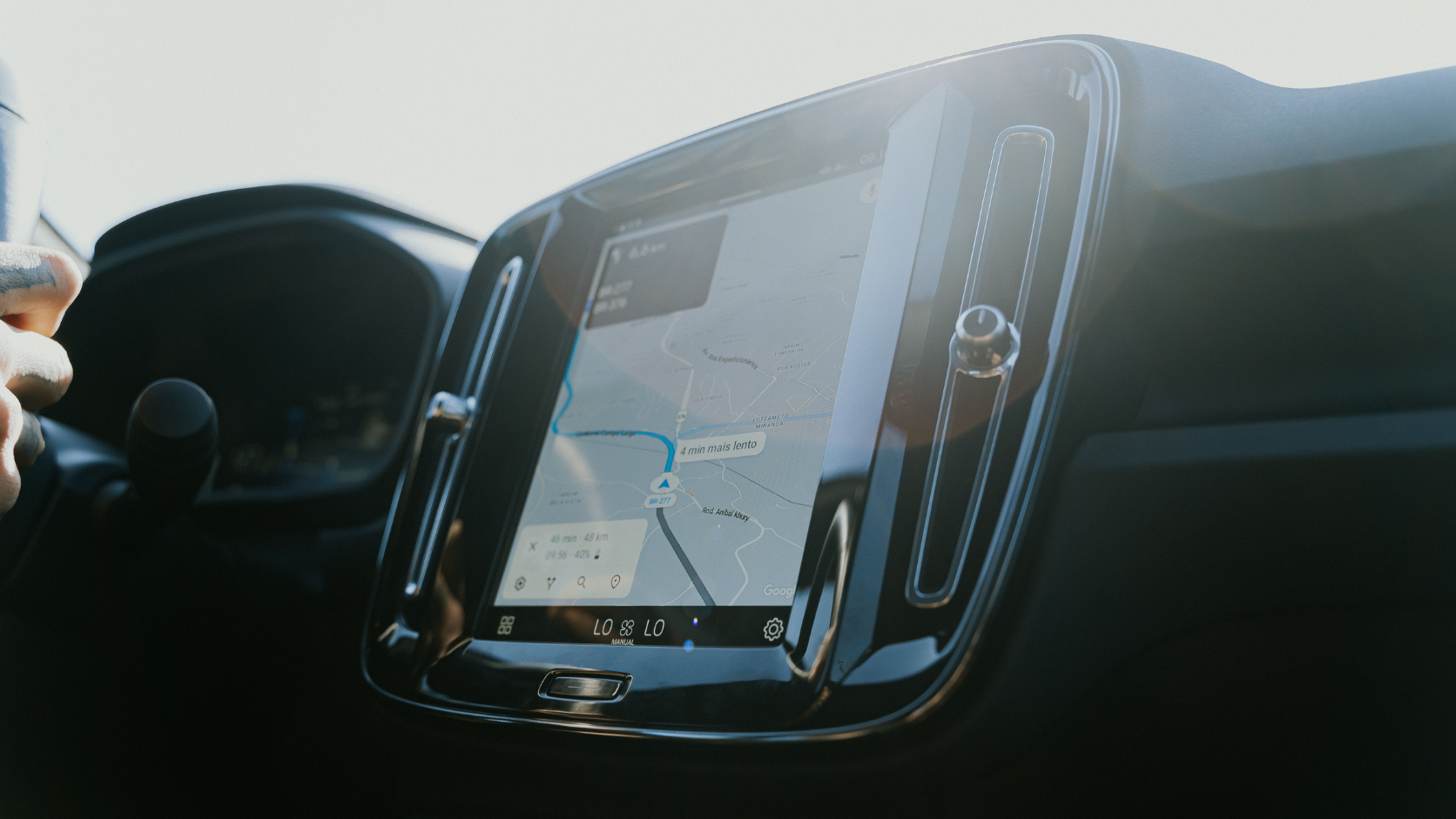 Central multimídia do carro exibindo navegação por GPS com Android Auto.