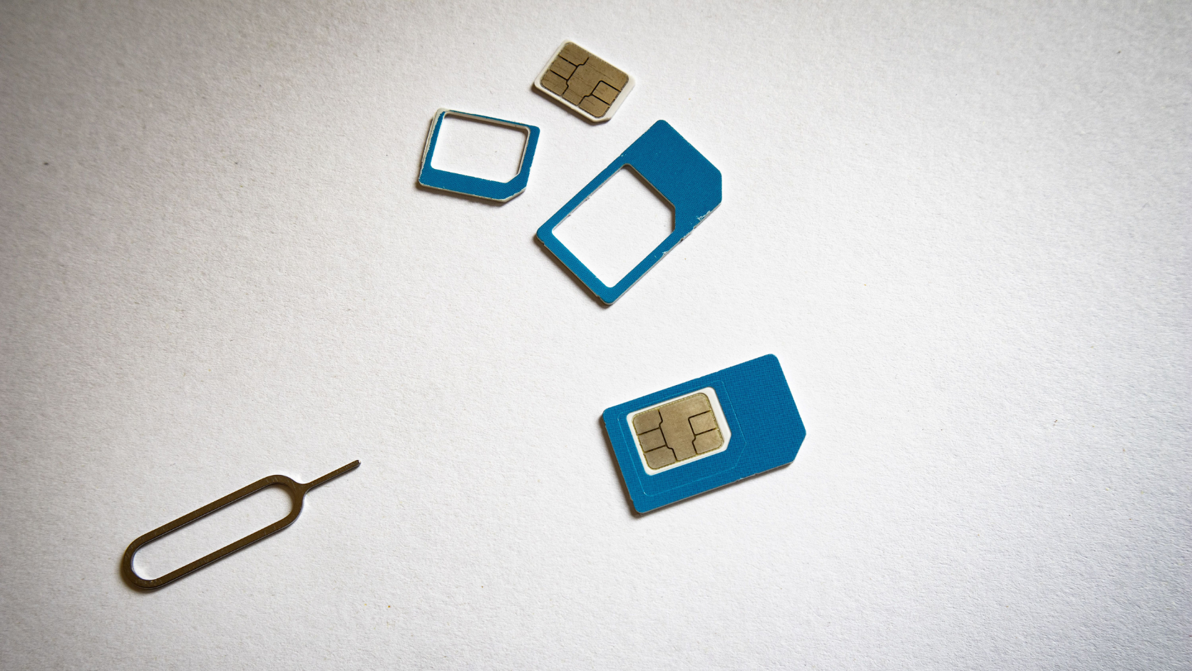 Remoção do chip SIM de um celular mostrando um risco de segurança em caso de roubo