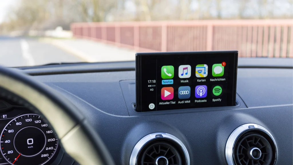 Apple CarPlay no painel do carro com navegação
