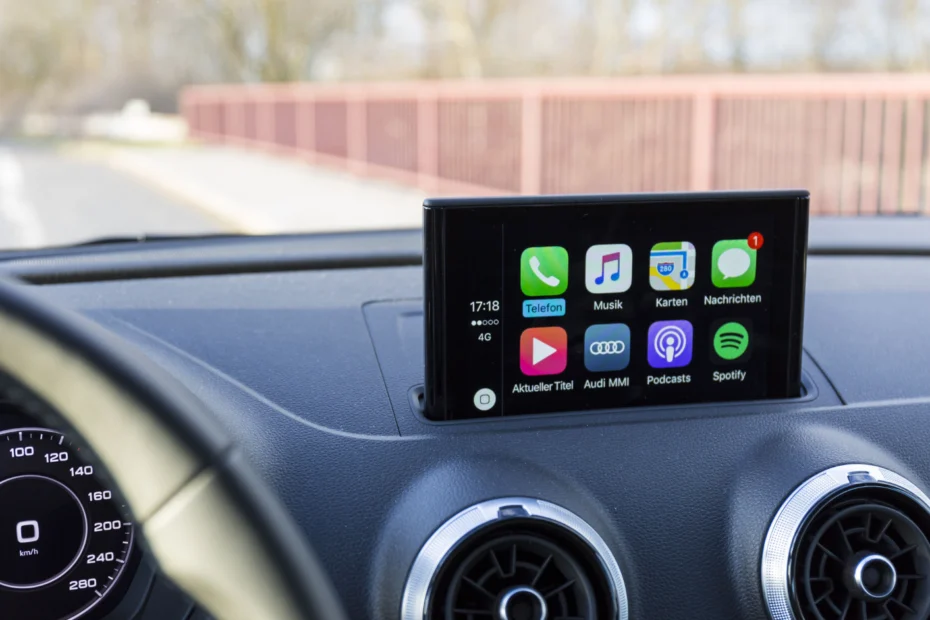Apple CarPlay no painel do carro com navegação