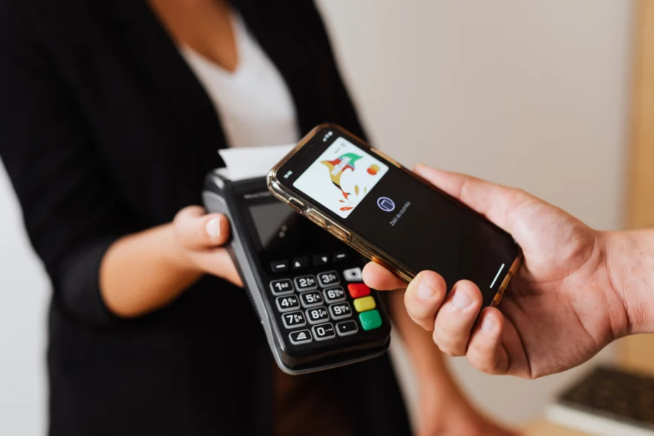 Smartphone realizando pagamento por aproximação usando carteira digital