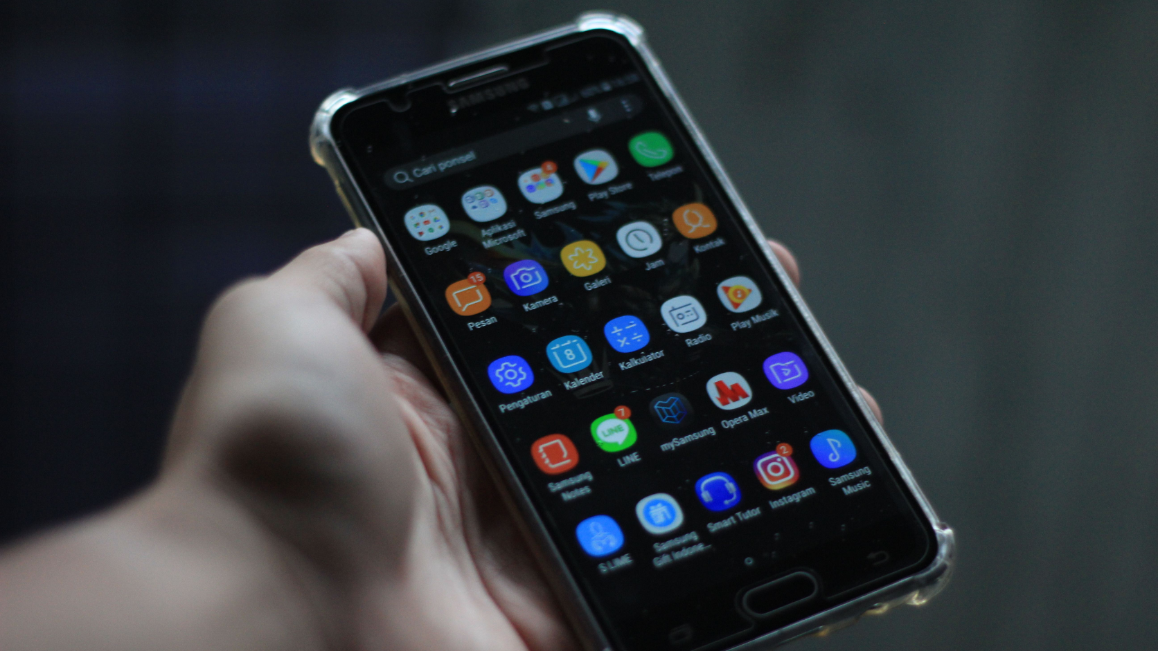 Celular com as configurações para ativar o DNS seguro e proteger a navegação em redes Wi-Fi públicas.