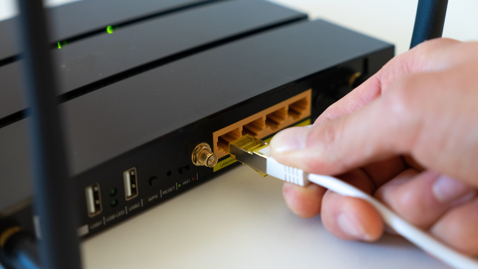 Equipamento de rede utilizado para fornecer conexão com a internet e redes Wi-Fi.