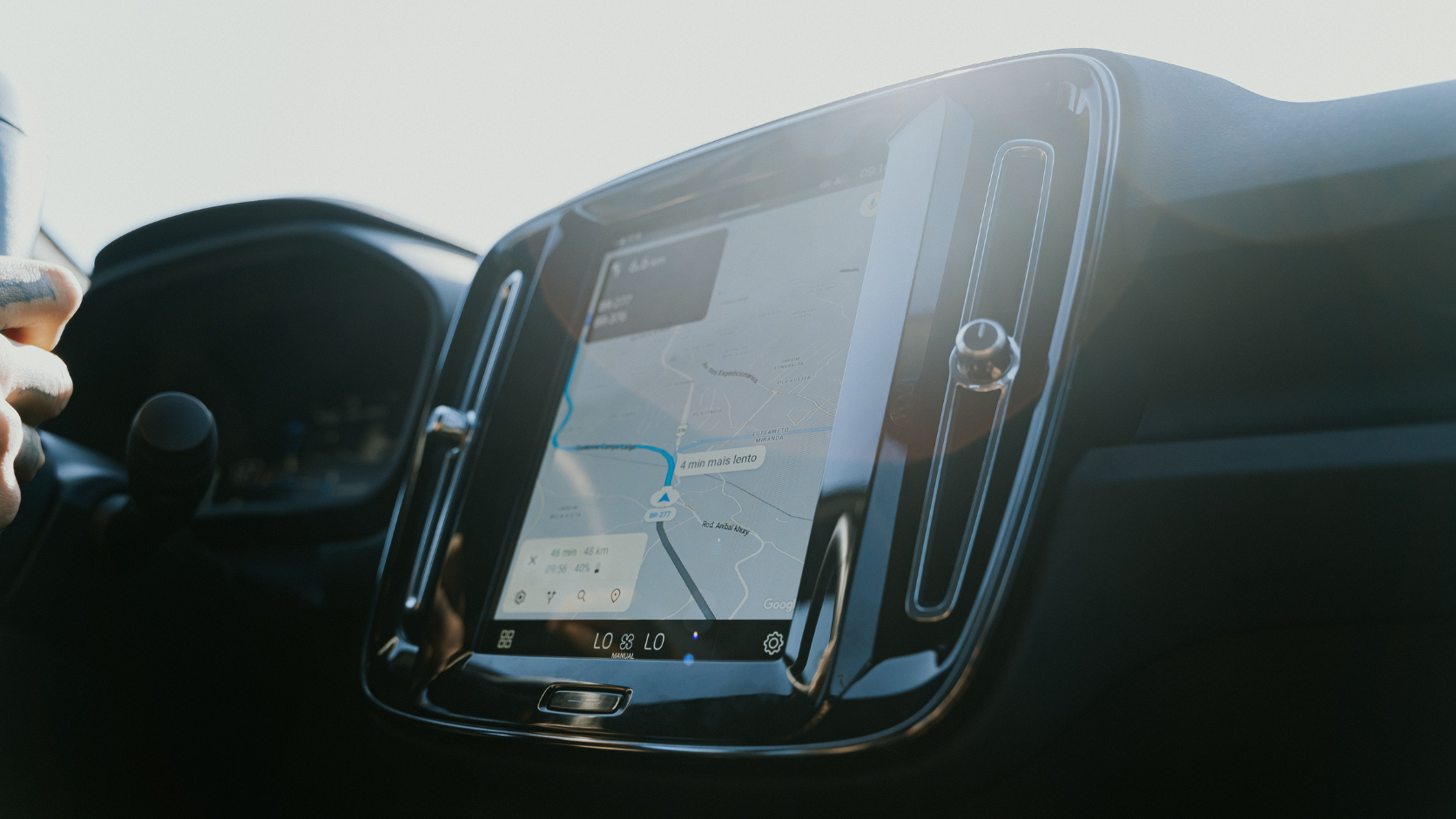 Navegação GPS exibida na central multimídia do carro