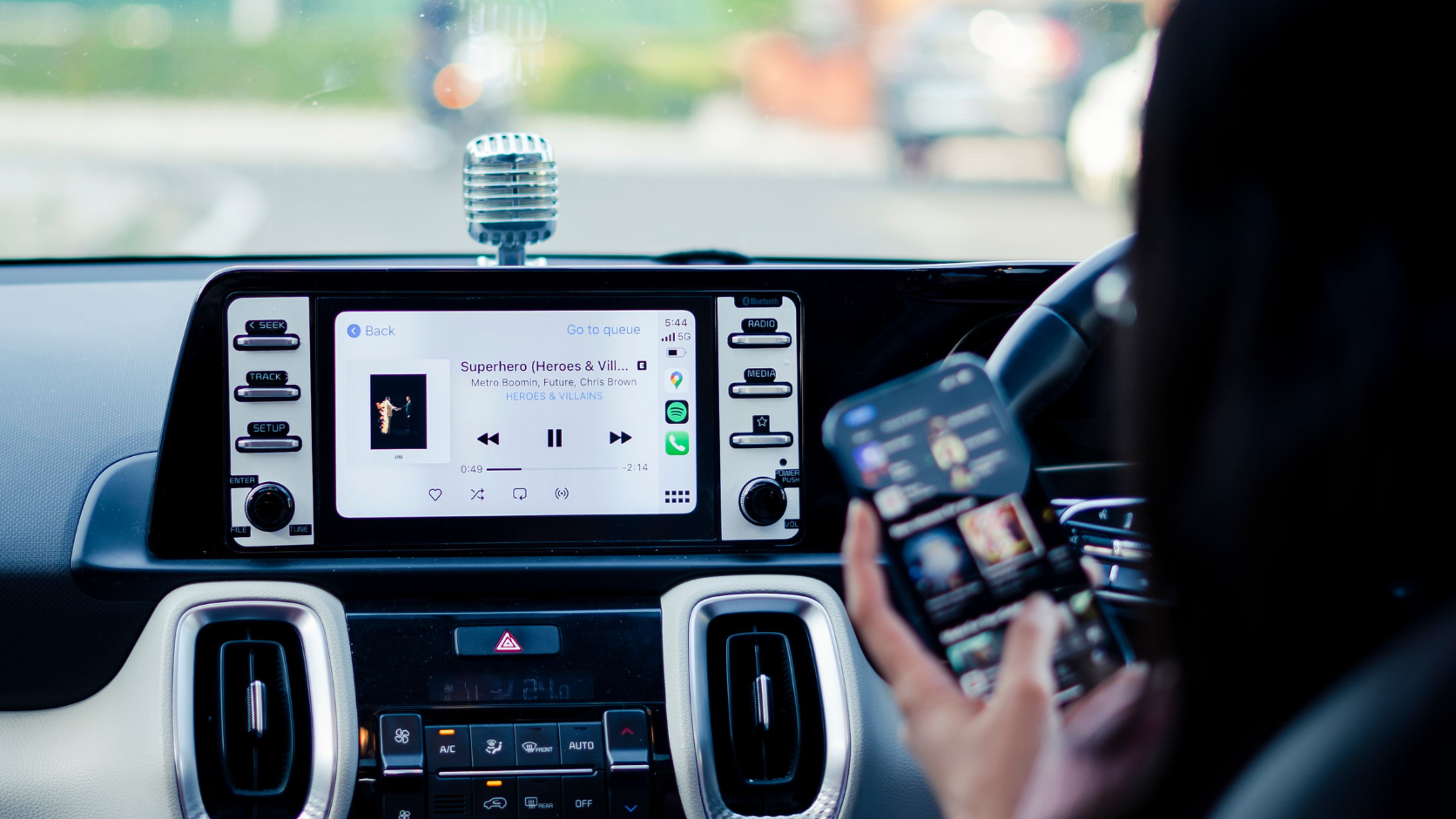 Motorista usando comando de voz da Siri no CarPlay