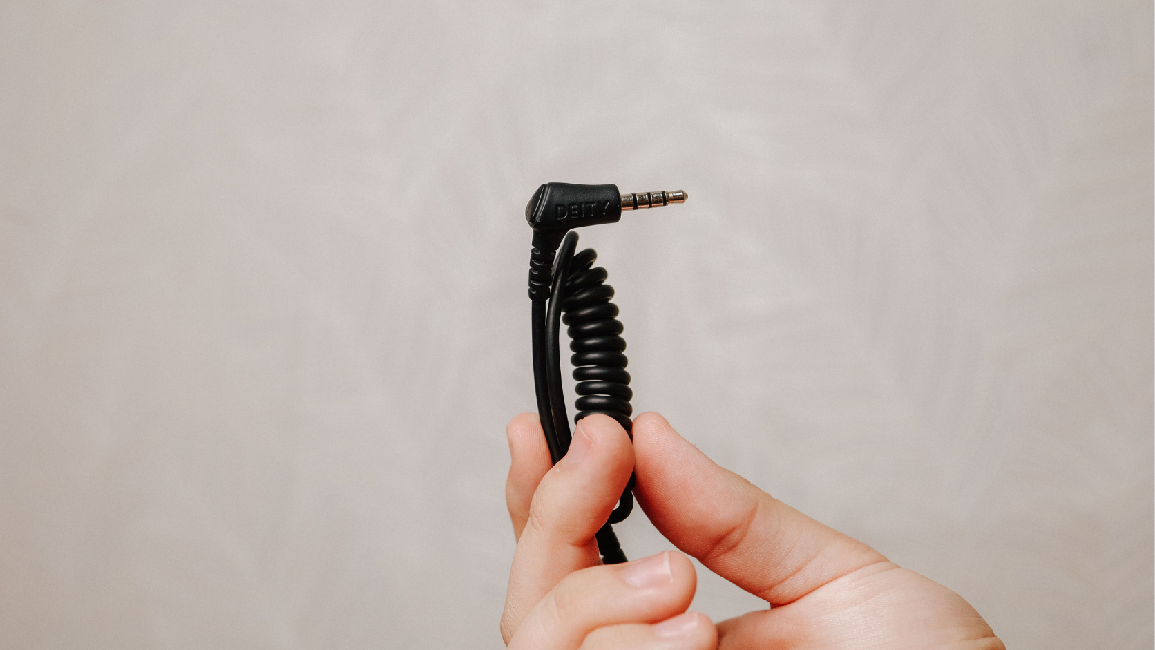 Transmissor Bluetooth conectado à TV para usar fone sem fio