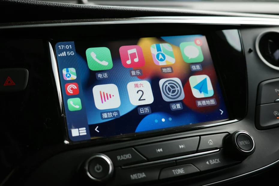 Painel de carro moderno exibindo a interface do Apple CarPlay e Android Auto