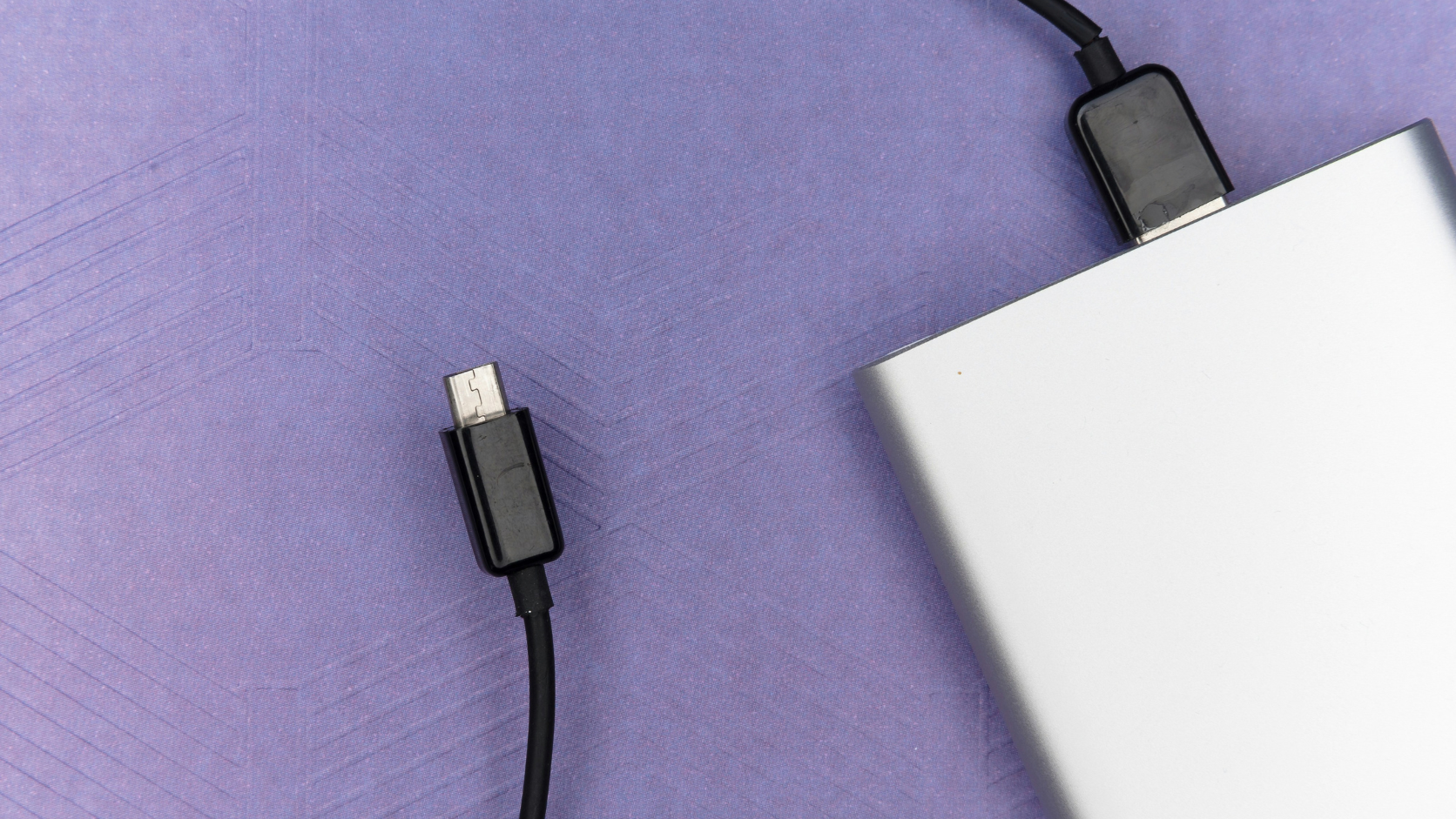 Detalhe de cabo USB-C conectado em uma porta de carregamento rápido de um power bank