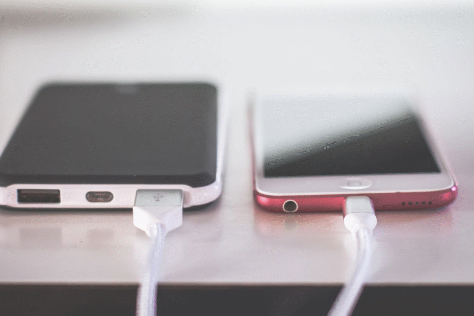 Smartphone carregando com a bateria sendo recarregada