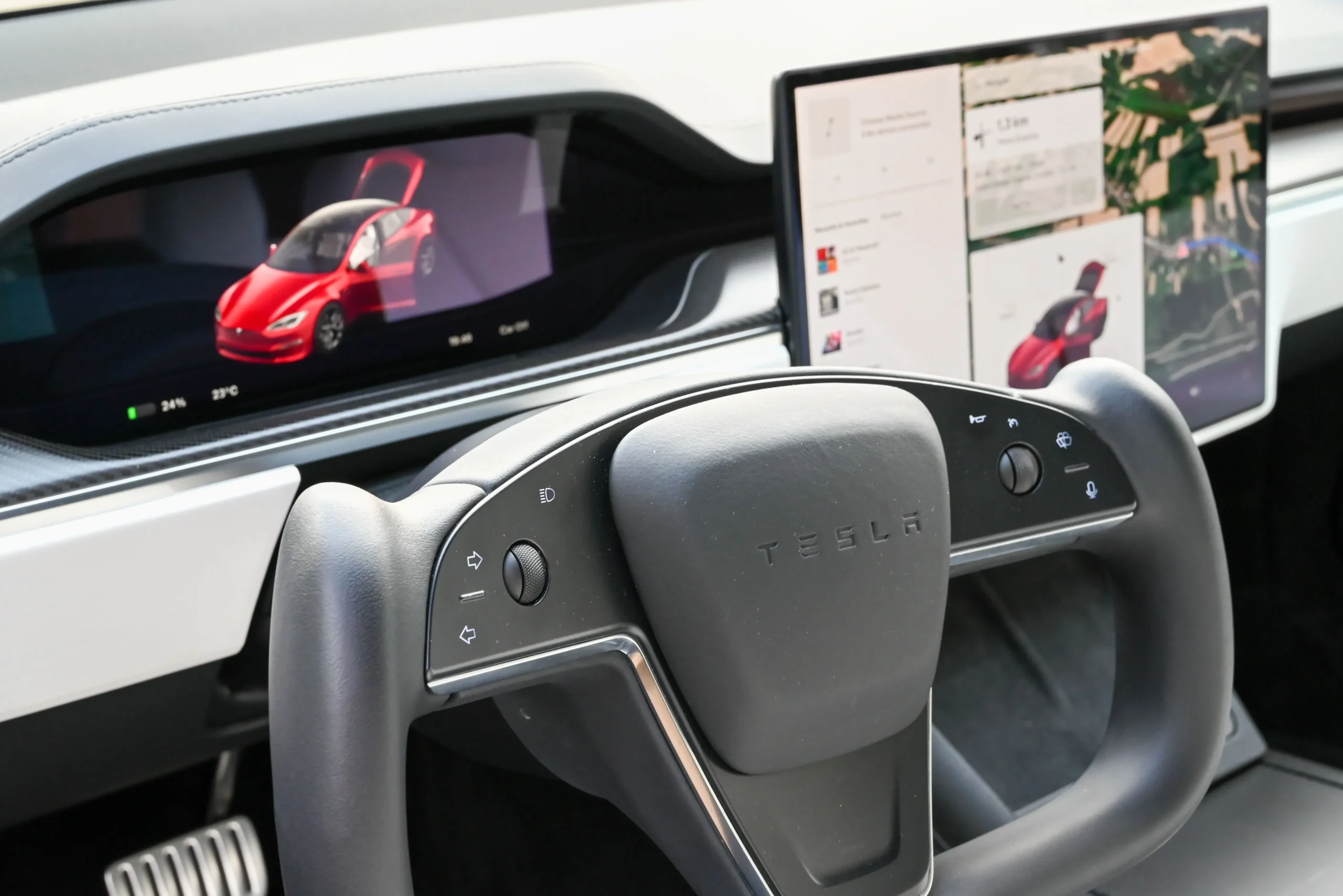 Interior futurista de um carro elétrico moderno com painel digital integrado e sistema nativo