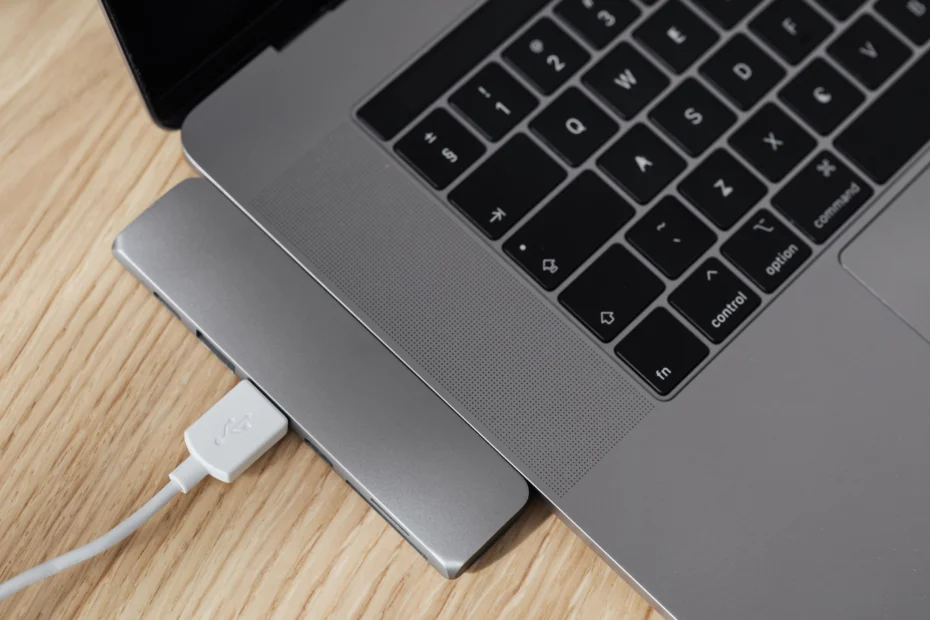 Power bank de alta capacidade carregando um notebook em uma mesa de trabalho moderna