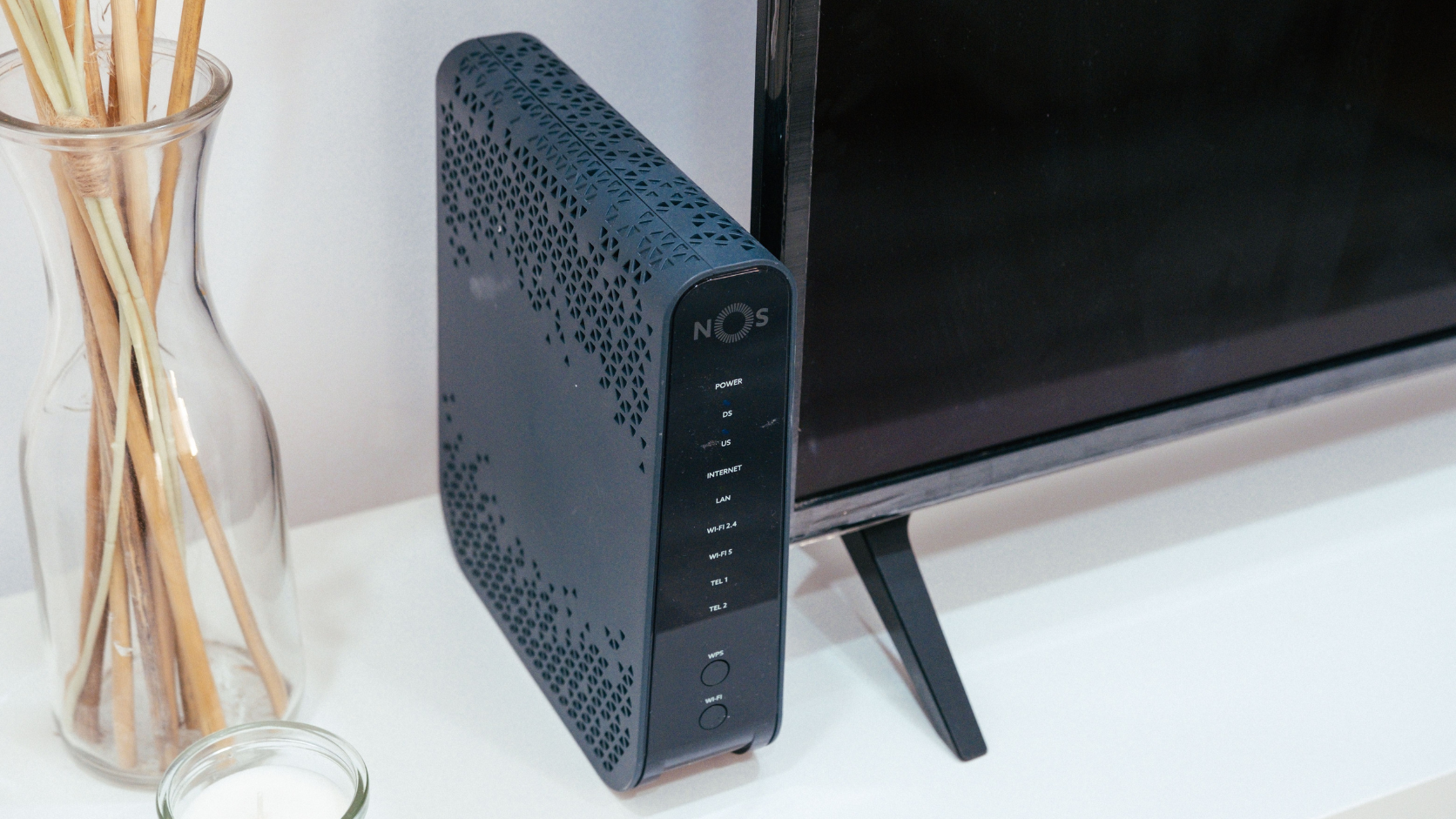 Roteador distribuindo sinal Wi-Fi em uma residência