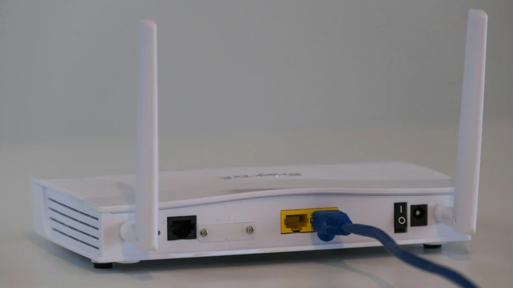 Roteador Wi-Fi moderno com várias antenas externas