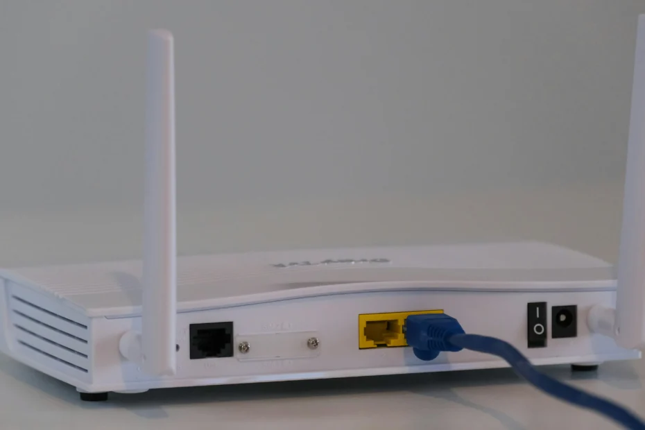 Roteador Wi-Fi moderno com várias antenas externas