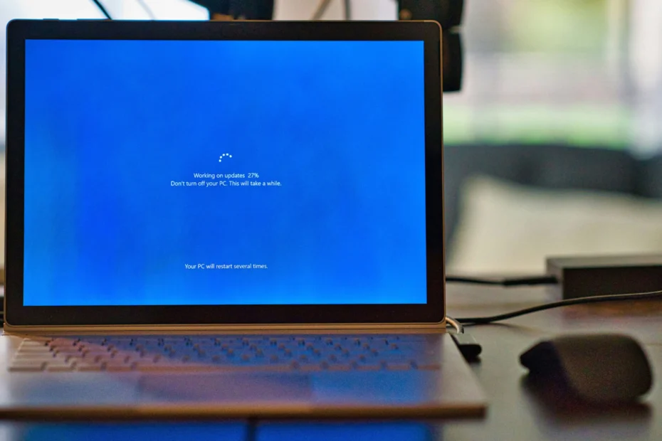 Tela de computador exibindo erro e alerta de vírus representando ameaças silenciosas ao sistema.