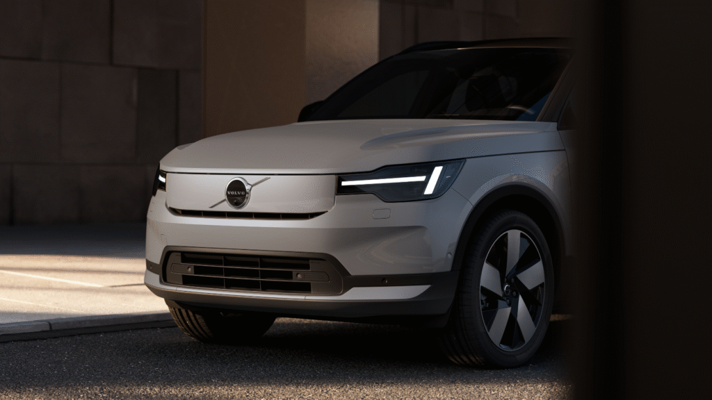 Volvo XC40 2028 em destaque mostrando o novo design da dianteira com faróis e para-choque reestilizados.