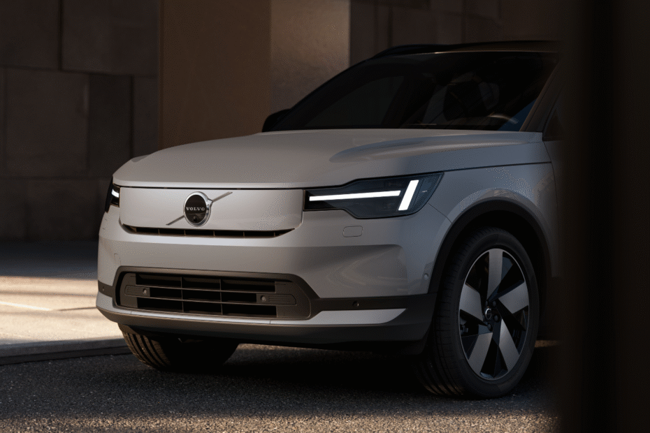 Volvo XC40 2028 em destaque mostrando o novo design da dianteira com faróis e para-choque reestilizados.