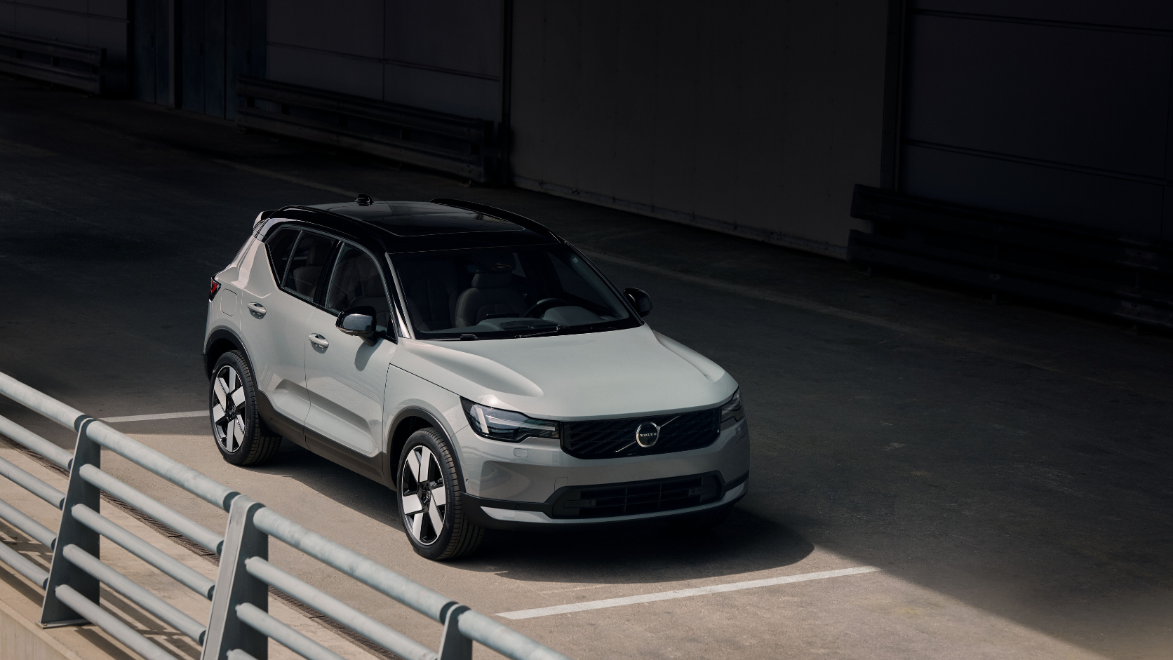 Volvo XC40 2028 visto de perfil e traseira em ambiente urbano, destacando a carroceria do SUV.