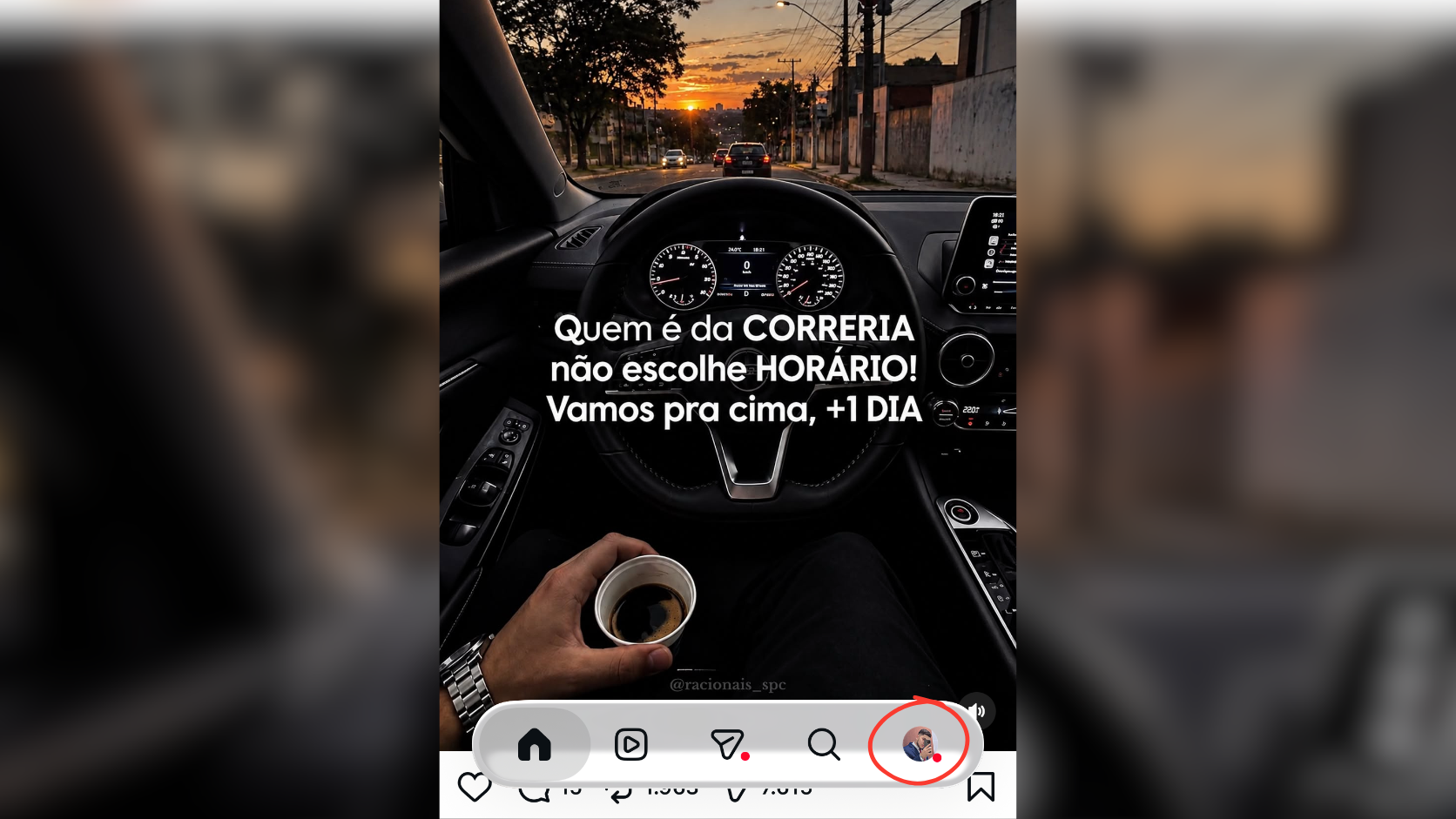 Tela inicial do Instagram no celular destacando o ícone da foto de perfil no canto inferior direito.