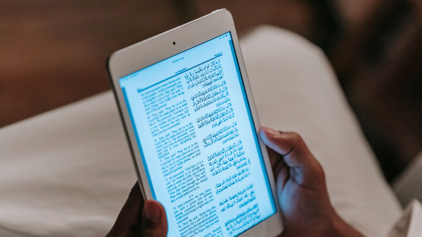 Smartphone com fones de ouvido e aplicativo de e-books em um ambiente relaxante para leitura e podcasts.