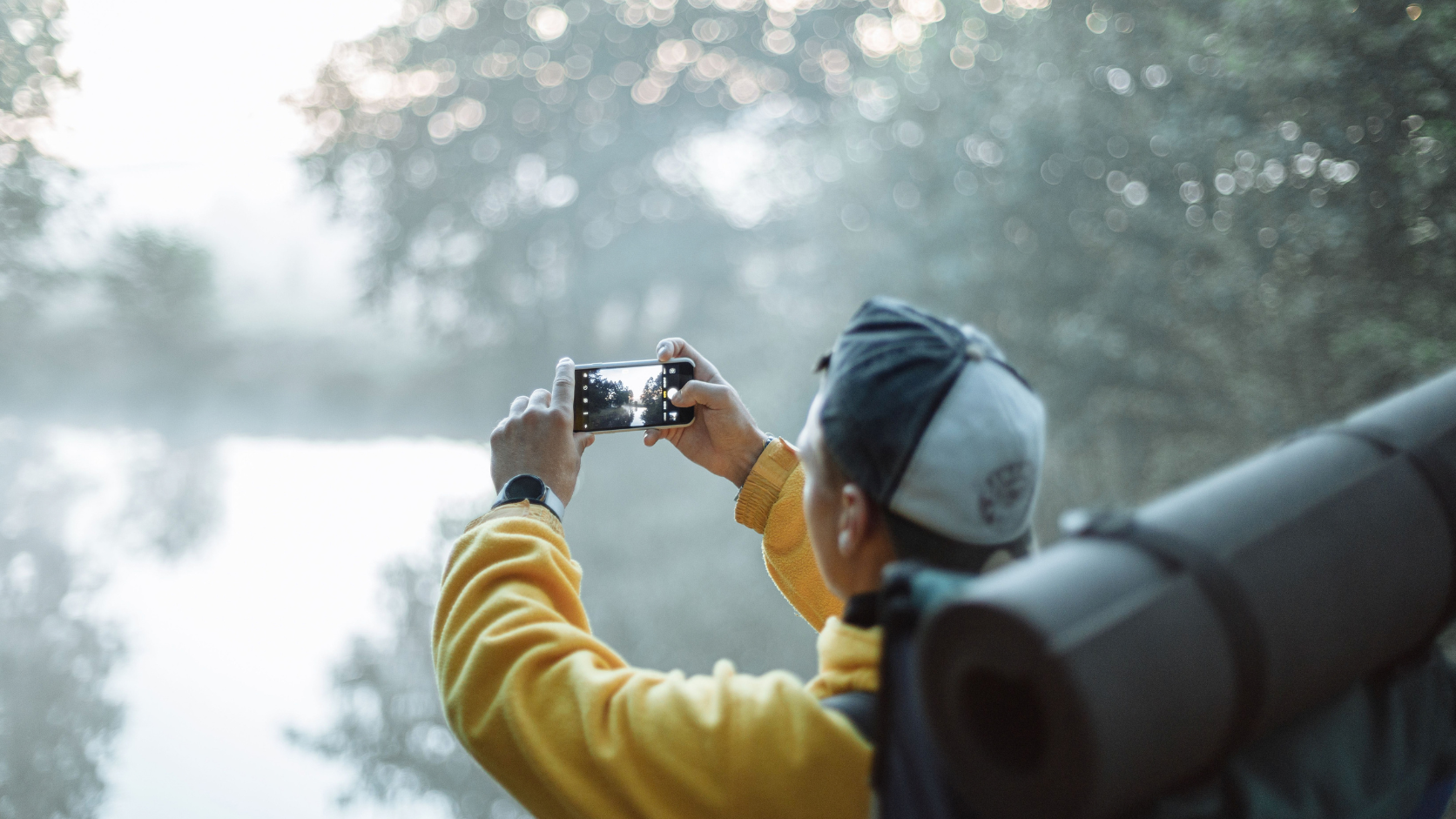 Smartphone secundário para viagens apoiado próximo a óculos de sol em ambiente de praia